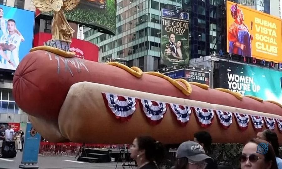 New York'ta dev hot dog heykeli Times Meydanı'na döndü