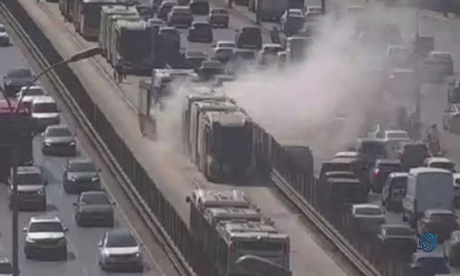 Beylikdüzü'nde seyir halindeki metrobüste yangın