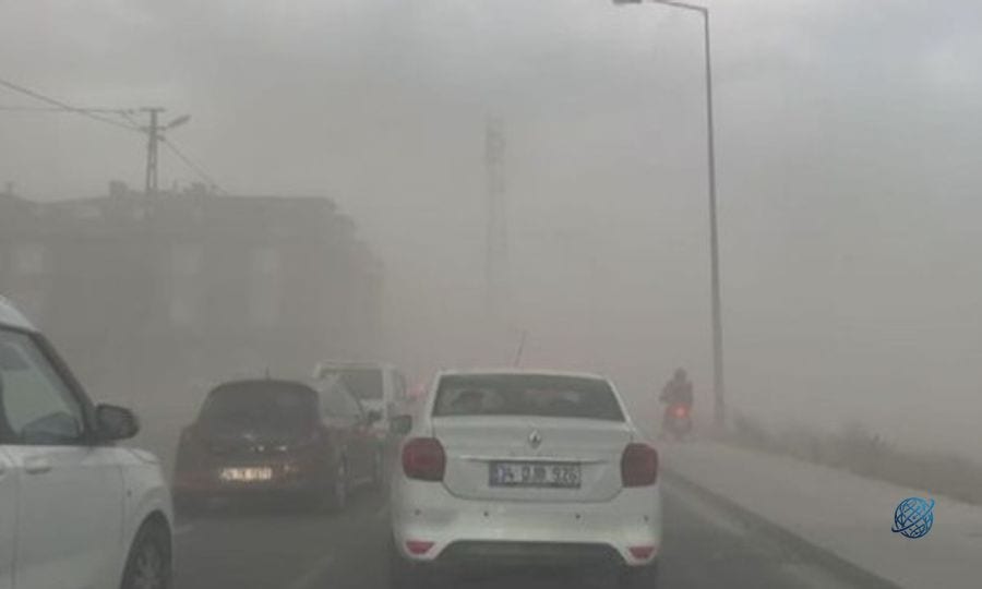 Meteoroloji uyarmıştı... İstanbul'da şiddetli fırtına: Çatılar uçtu, ağaçlar devrildi