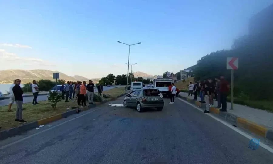 Kamyonetle çarpışan otomobil karşı şeride geçti: İki yaralı
