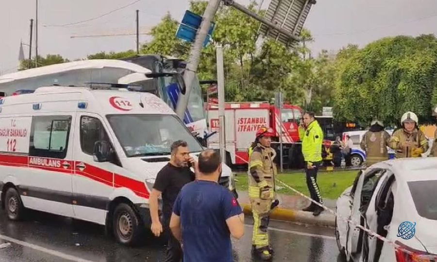Eyüpsultan'da yolcu otobüsü ile otomobil çarpıştı: 30 yaralı