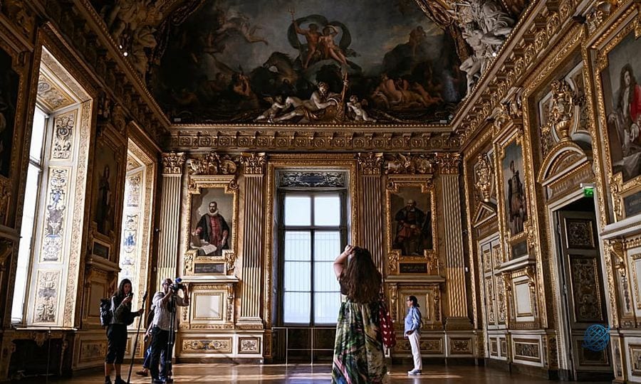Louvre'un Apollon Galerisi, Taç Mücevherleri soygunundan sonra yeniden açıldı