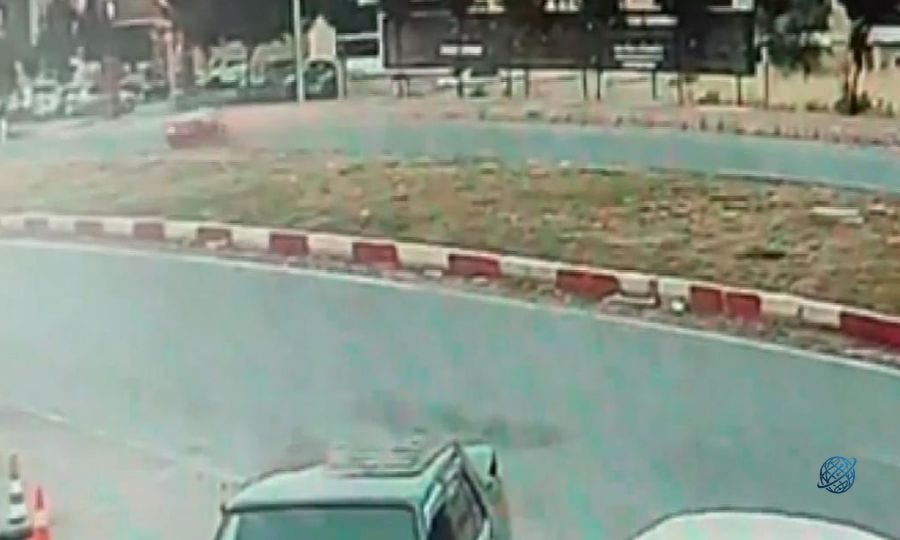 Yayalara çarpan otomobil site bahçesine devrildi: 1'i ağır 3 yaralı
