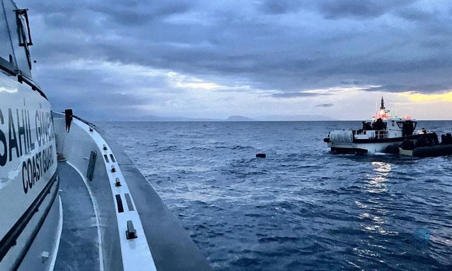 İzmir açıklarında 14 düzensiz göçmen yakalandı