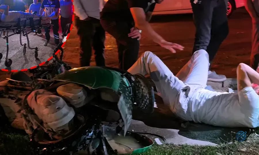 Bursa’da feci kaza! Motosiklet trafik levhasına ok gibi saplandı: Metrelerce sürüklenen sürücü yaralandı!