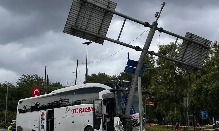 Eyüpsultan'da dehşet: Otobüs kontrolden çıktı, 30 yaralı
