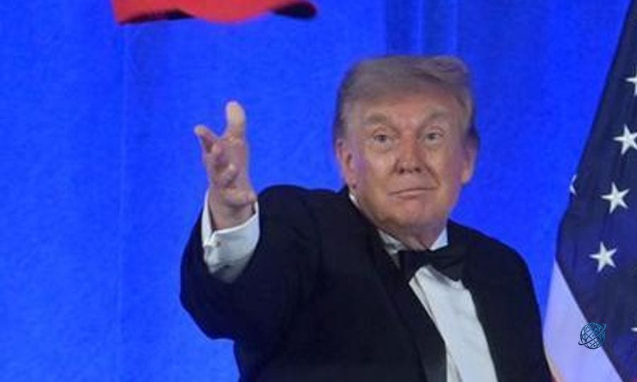 ABD Başkanı Trump aniden cebinden çıkardı, salondakiler neye uğradığını şaşırdı! 'Dördüncüsü yolda'