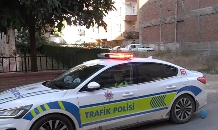 Duvara çarpan otomobilin sürücüsü kayıplara karıştı