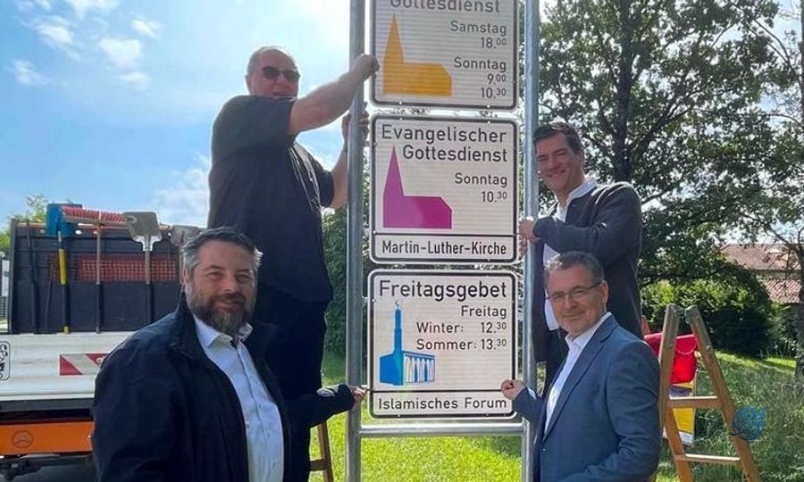Almanya'da ilk: Şehir tabelasında cuma namazı bilgisi