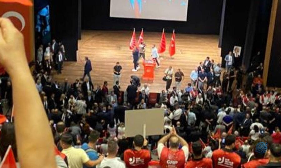 Kılıçdaroğlu'nun rozet töreninde figüran iddiası: Yüzlerce kişi ajanstan getirilmiş, slogan provası yapılmış!