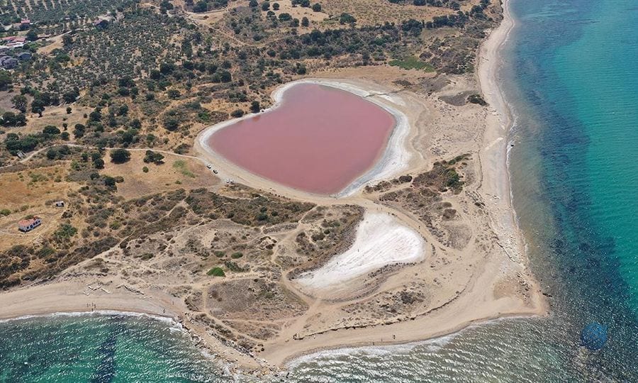 Kalpli Göl pembeye büründü