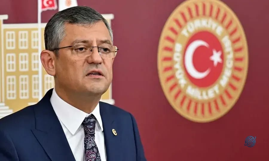 Özgür Özel'den Traktör Poza: Yeni Parti Logosu ve Afişindeki Pes Ettiren Detaylar