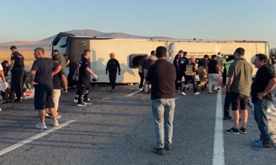 Kütahya'da yolcu otobüsü bariyerlere çarpıp devrildi: 31 yaralı