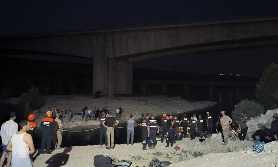 Fırat Nehri'nde mahsur kalan 26 kişi kurtarıldı
