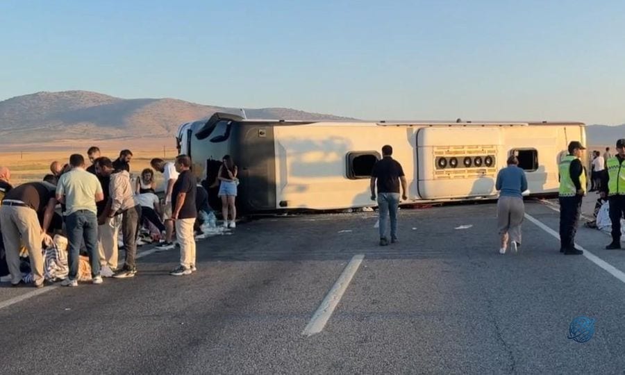 Kütahya'da yolcu otobüsü devrildi: 31 yaralı