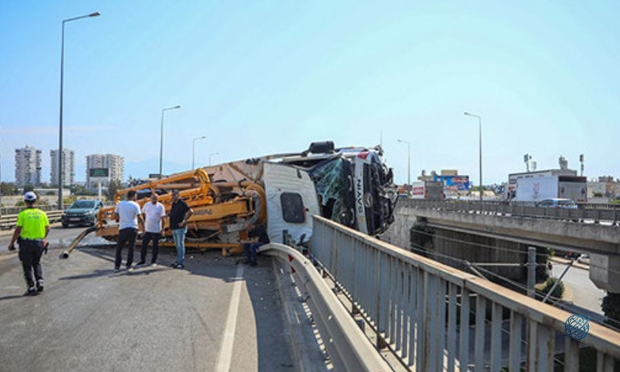 Antalya'da beton pompası kamyonu üst geçitte asılı kaldı: Sürücü kurtarıldı, tramvay seferleri aksadı
