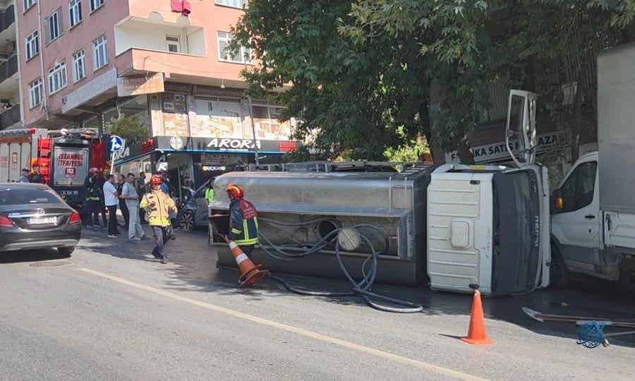 Bayrampaşa'da seyir halindeki su tankeri devrildi: O anlar kamerada