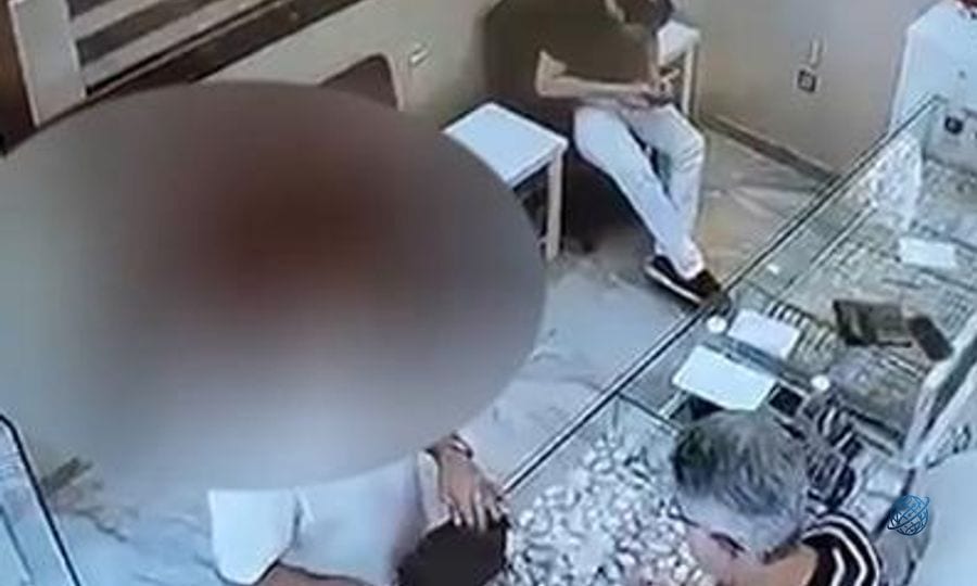 Çalıştığı döviz bürosundan 300 tam altın çaldı