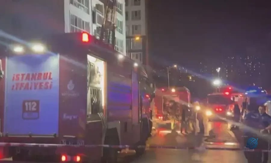 İstanbul'da 14 katlı binada korkutan yangın: 13 kişi mahsur kaldı