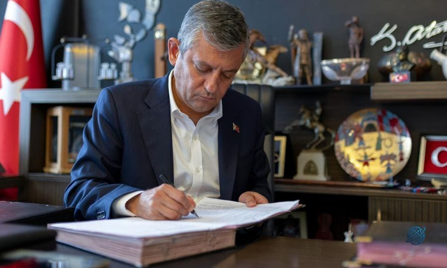 Özgür Özel ve 90 vekil CHP'den istifa etti