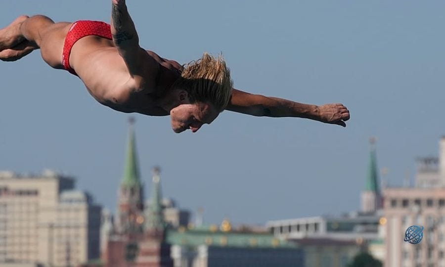 Yüksek dalış sporcuları Moskova'daki Two Rivers festivalinde sahne aldı