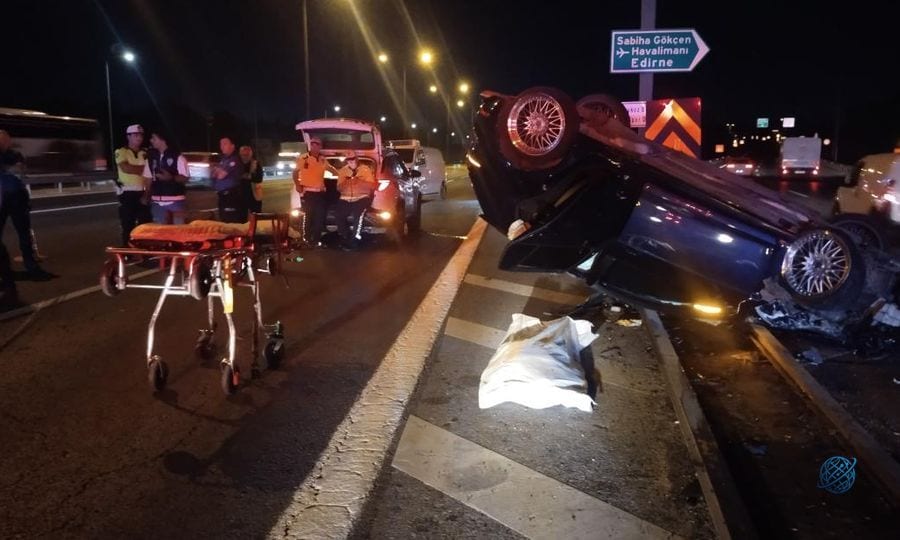 İstanbul'da minibüs ve bariyere çarpan otomobildeki sürücü öldü