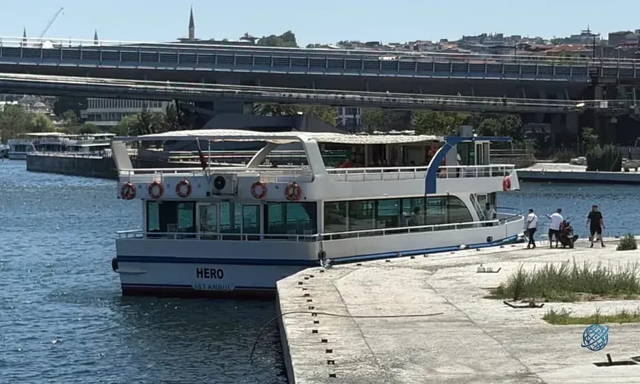 Haliç'te tur teknesi köprü ayağına çarptı! Personelin cansız bedenine 8 saat sonra ulaşıldı