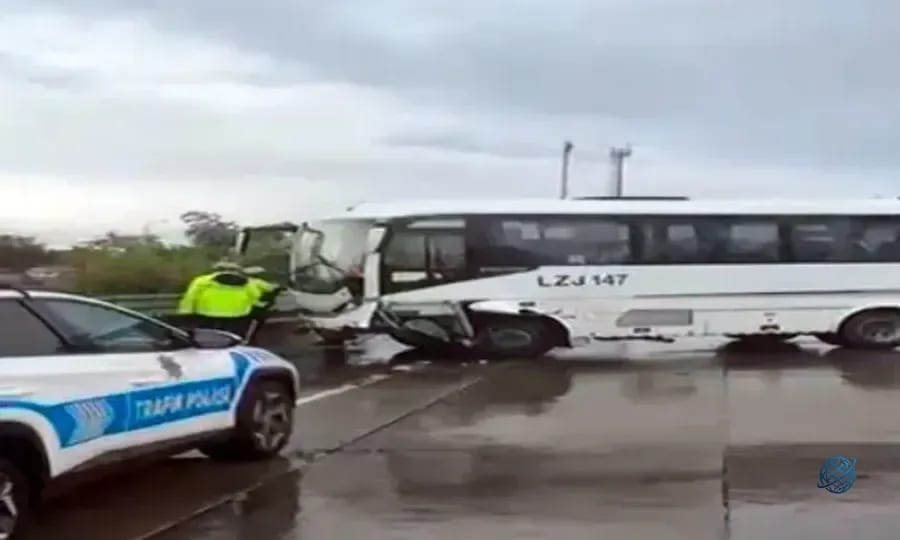 Eyüpsultan'da kontrolden çıkan servis aracı kaza yaptı! 3 yaralı