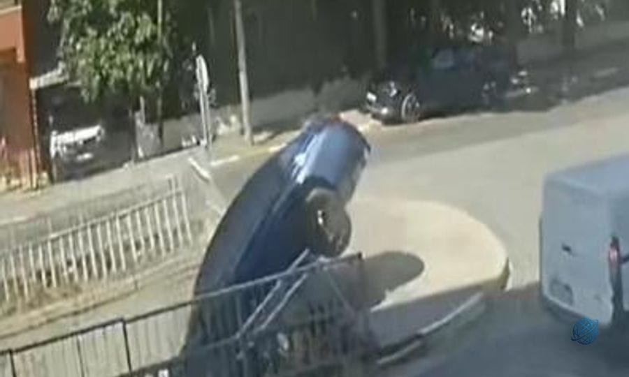 Pendik'te otomobilin dereye uçtuğu kaza kameralara yansıdı