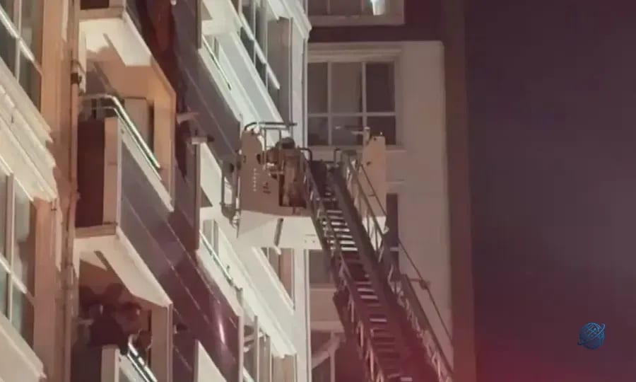 14 katlı binada yangın paniği: Mahsur kalan 13 kişi kurtarıldı