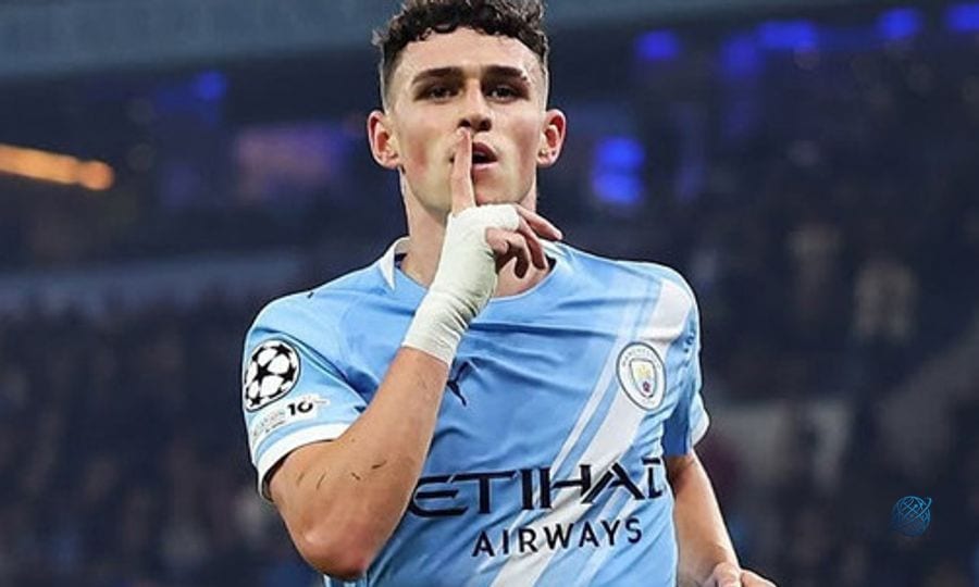 Phil Foden, Manchester City'de kaldı