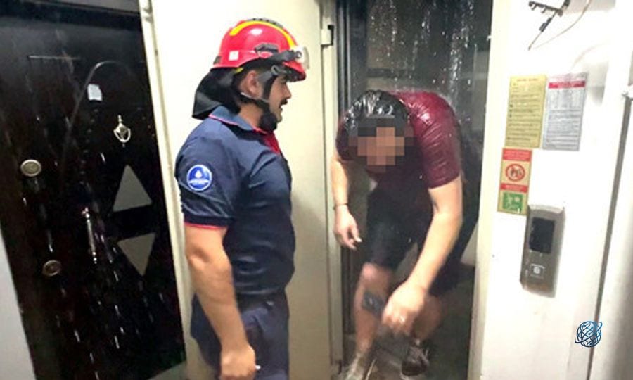 Söktüğü su saati binayı su altında bıraktı! Vanayı kapatmaya çalışırken asansörde mahsur kaldı