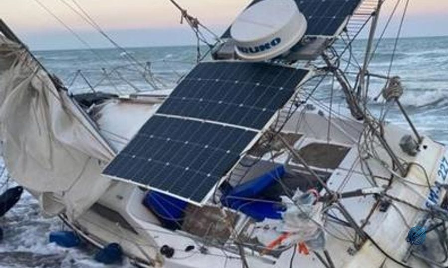 Mersin'de şiddetli fırtına! Tekne kıyıya vurdu