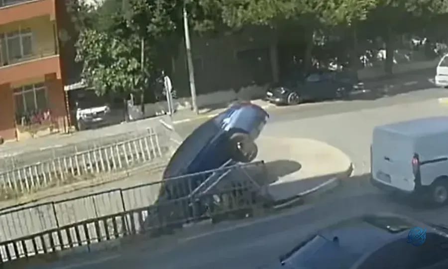 Pendik’te otomobil dereye düştü: 1 yaralı!