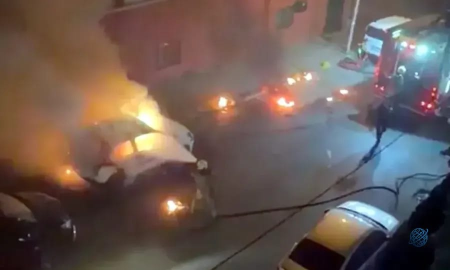 Fatih'te park halindeki otomobili ateşe verdi! Şüphelinin 42 suç kaydı çıktı