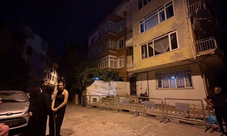 Üsküdar'da 4 katlı binanın balkonunda kısmi çökme meydana geldi
