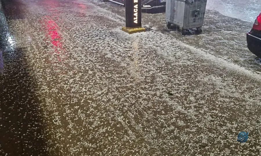 Çorum'da sağanak doluya dönüştü! Cadde ve sokaklar beyaza büründü