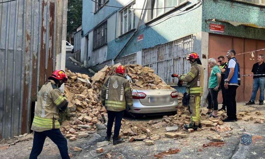 Beyoğlu'nda 2 katlı metruk bina çöktü