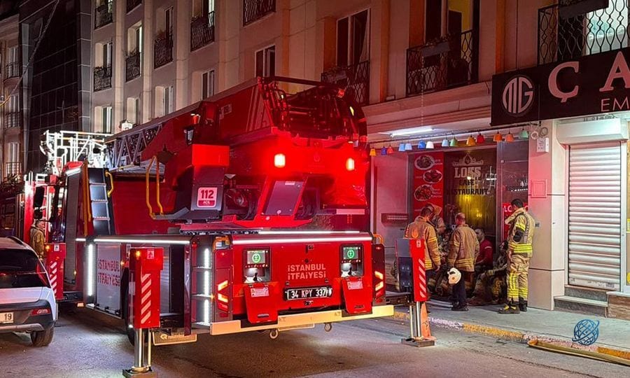 İstanbul'da otel yangını: Mahsur kalanlar itfaiye yardımıyla kurtarıldı