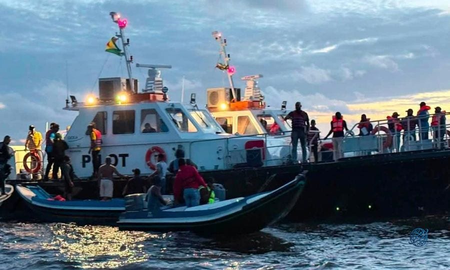Guyana açıklarında 116 yolcuyu taşıyan feribot alabora oldu