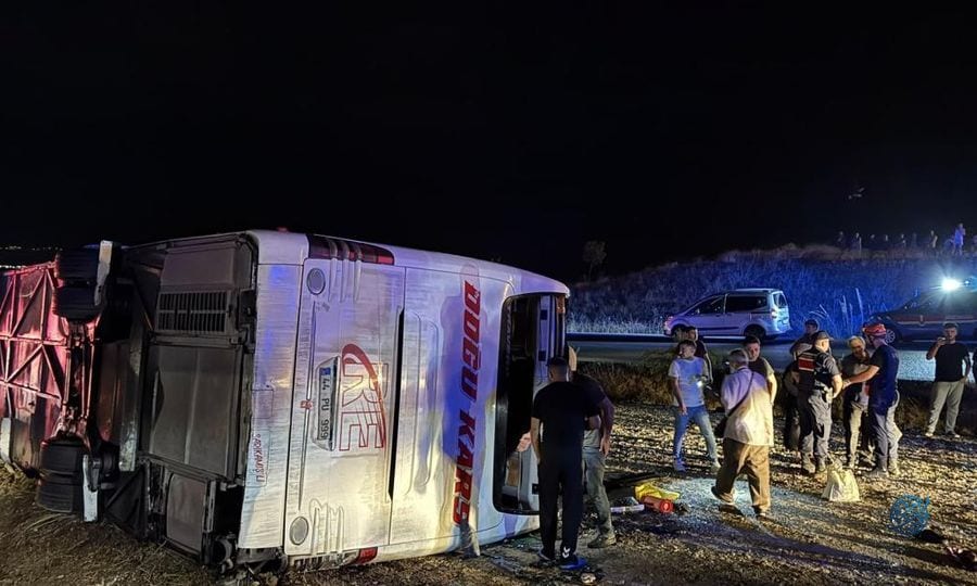 Kırıkkale'de otobüs devrildi: 40 kişi yaralandı