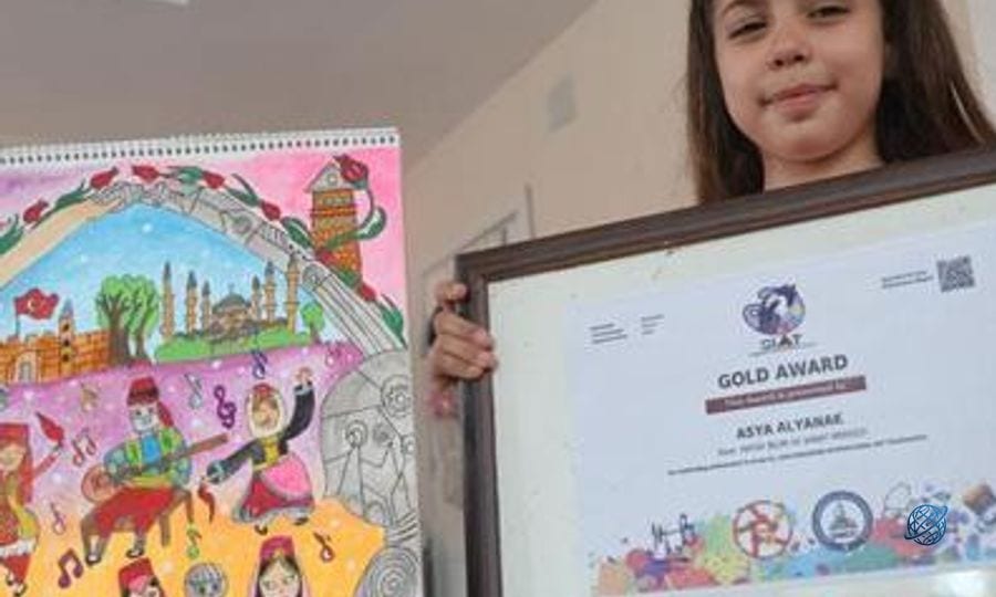 8 yaşındaki Asya'dan büyük gurur! 300 bin kişiyi eledi, dünya birincisi oldu