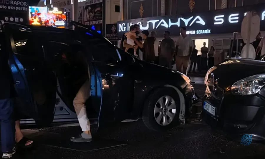 İnegöl'de zincirleme kaza! 3 araç birbirine girdi: Yaralılar var