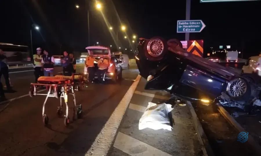 TEM Otoyolu'nda kaza! Minibüse çarpan otomobil bariyerlere saplandı: 1 ölü, 2 yaralı