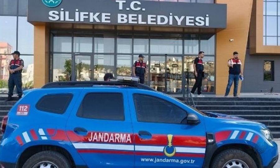 Silifke Belediyesi'ne yönelik soruşturmada tutuklu sayısı arttı Mersin'in Silifke Belediyesi'ne yönelik rüşvet, ihaleye fesat karıştırma ve suç örgütü iddialarıyla yürütülen soruşturmada Silifke Belediye Meclis Üyesi ve Silifke Belediyespor Kulübü eski başkan yardımcısı A.Ş. tutuklandı. Böylece tutuklu sayısı 11'e yükseldi. Silifke Cumhuriyet Başsavcılığı tarafından yürütülen soruşturma çerçevesinde Silifke Belediyesi'nde görev yapan bazı kamu görevlileri ile belediye ile iş yapan yüklenicilerin rüşvet, suç işlemek amacıyla örgüt kurma ve yönetme, örgüte üye olma, ihaleye fesat karıştırma, edimin ifasına fesat karıştırma ve görevi kötüye kullanma suçlarını işledikleri iddiaları üzerine çalışma başlatıldı. Soruşturma çerçevesinde alınan ihbarlar doğrultusunda MASAK raporları, banka hareketleri, HTS ve PTS kayıtları ile iletişimin denetlenmesi tedbirleri kapsamında elde edilen deliller incelendi. Ayrıca bazı şüphelilerin etkin pişmanlık hükümlerinden yararlanmak amacıyla verdikleri ifadelerde, belediye ile iş yapan yüklenicilerden hak ediş ödemeleri karşılığında çeşitli menfaatler talep edildiği, bazı kişi ve görevlilere para teslim edildiği, doğrudan temin yöntemiyle yapılan bazı alımlarda usulsüzlükler gerçekleştirildiği ve belediye bağlantılı organizasyonlarda muvazaalı işlemler yapıldığı yönünde beyanlarda bulunduğu belirtildi. Etkin pişmanlık kapsamında verilen ifadelerde yer alan çok sayıda hususun HTS ve PTS kayıtları, banka hareketleri, MASAK raporları ve diğer maddi delillerle desteklendiğinin tespit edildiği kaydedildi. Soruşturma kapsamında 19 Haziran'da Silifke'de eş zamanlı operasyon düzenlenerek, 19 şüpheli hakkında işlem yapıldı. Şüphelilerden Silifke Belediye Başkanı Mustafa Turgut, Silifke Belediyespor Kulübü Başkanı S.O., Belediye Başkan Yardımcıları E.E.D., Ş.S.D., Özel Kalem Müdürü E.S., Ayniyat Müdürü E.G.'nin de aralarında olduğu 10 şüpheli tutuklanırken, diğer şüpheliler hakkında adli kontrol kararı verildi. KULÜBÜN ESKİ BAŞKAN YARDIMCISI TUTUKLANDI Silifke Belediyesi'ne yönelik soruşturmada tutuklu sayısı arttı