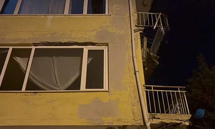 Üsküdar'da 4 katlı binanın balkonunda çökme: Vatandaşlar tahliye edildi