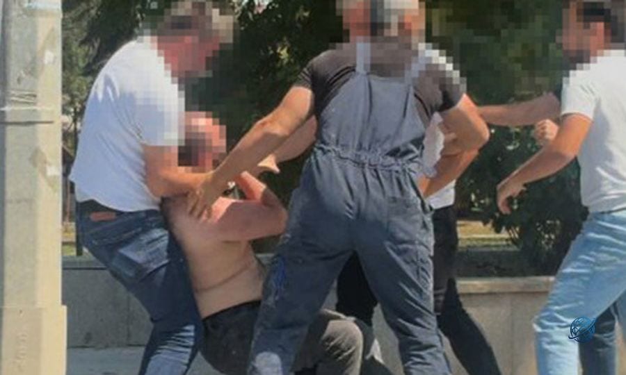 Düzce'de AVM önündeki darp anı kamerada: 4 şüpheli gözaltına alındı