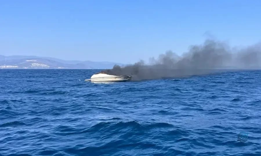 Denizde can pazarı: Tekneden atlayıp kurtuldular