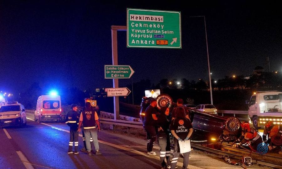 İstanbul TEM Otoyolu’nda feci kaza... Önce minibüse sonra bariyerlere çarptı: Ölü ve yaralılar var