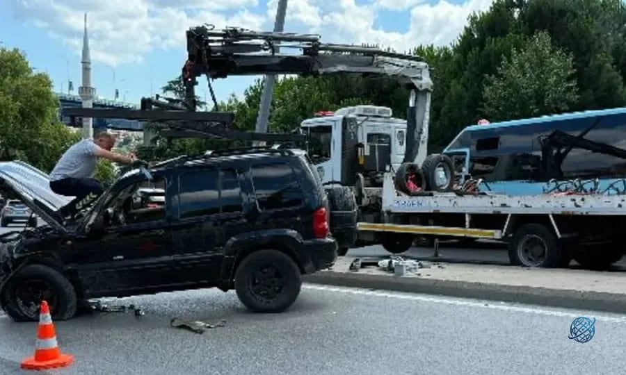 Beyoğlu'nda cip aydınlatma direğine çarpıp yan yattı! Sürücü yaralandı